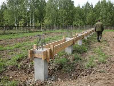 Свайный ростверк с опалубкой балки на участке в Любани