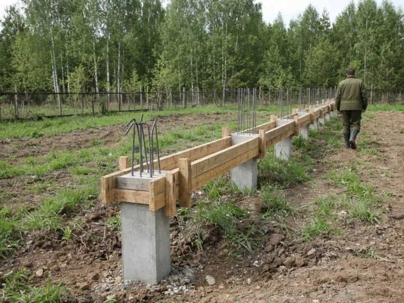 Свайный ростверк с опалубкой балки на участке в Любани