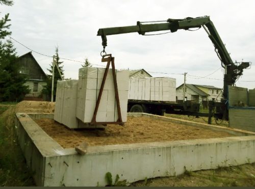 vygruzka-manipulyatorom-bloki